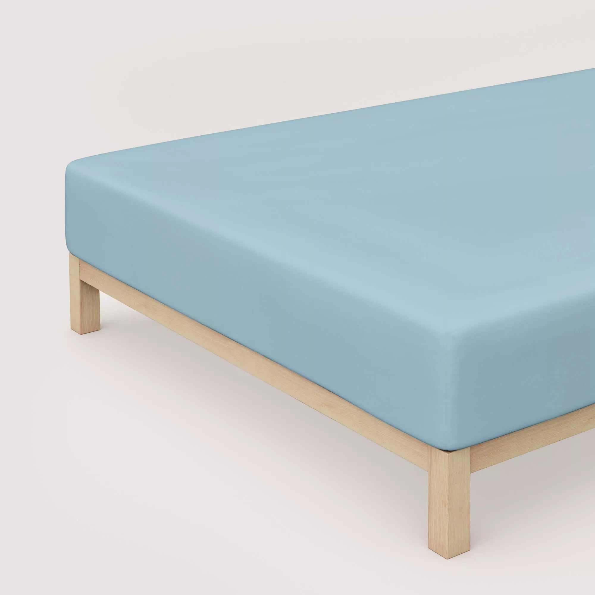 Spannbettlaken Pure Boxspring von Schlafgut in Farbe blue light aus 95% Bio-Baumwolle und 5% Elasthan auf Bett in Vogelperspektive