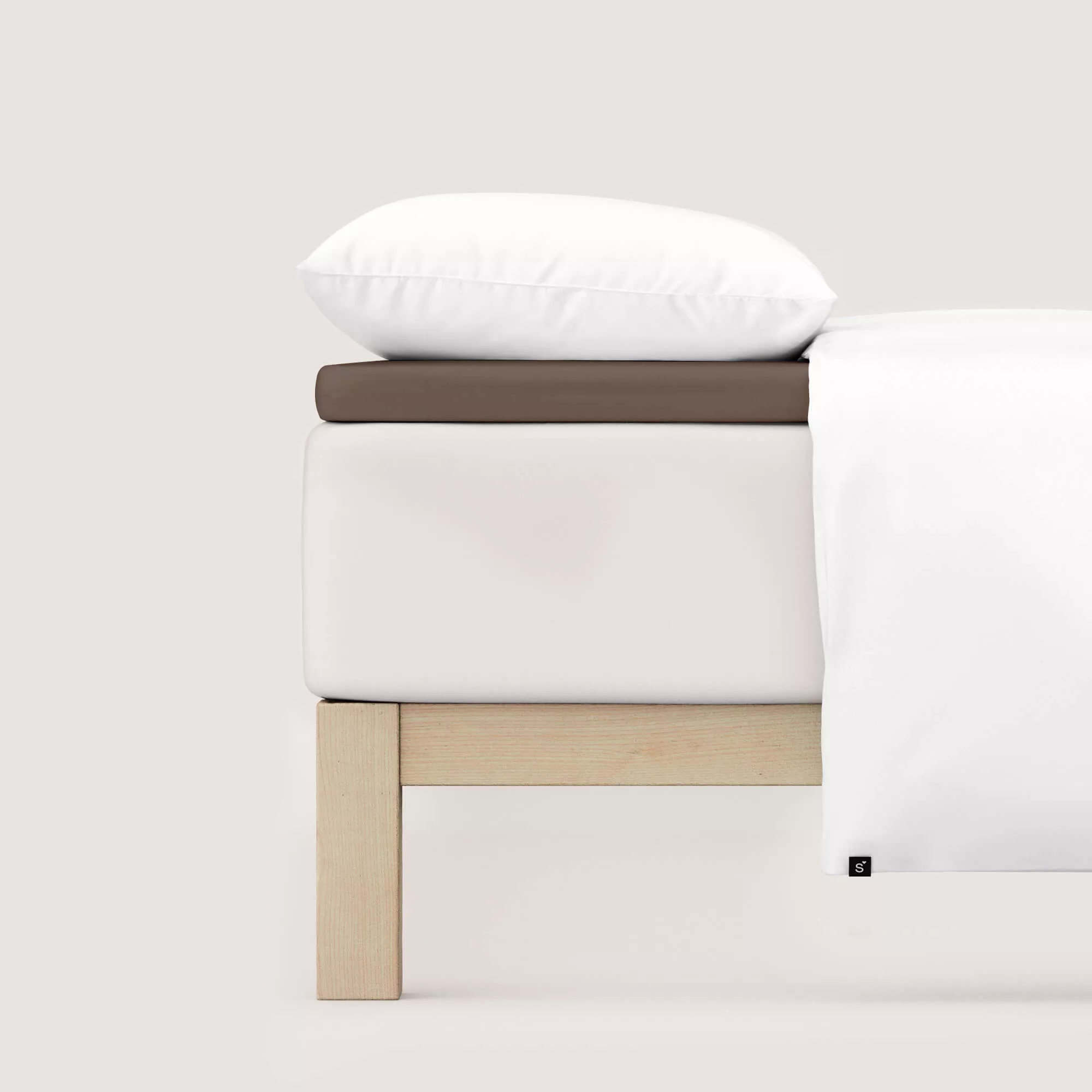 Spannbettlaken Pure Topper von Schlafgut in Farbe sand deep aus 95% Bio-Baumwolle und 5% Elasthan auf Bett seitlich