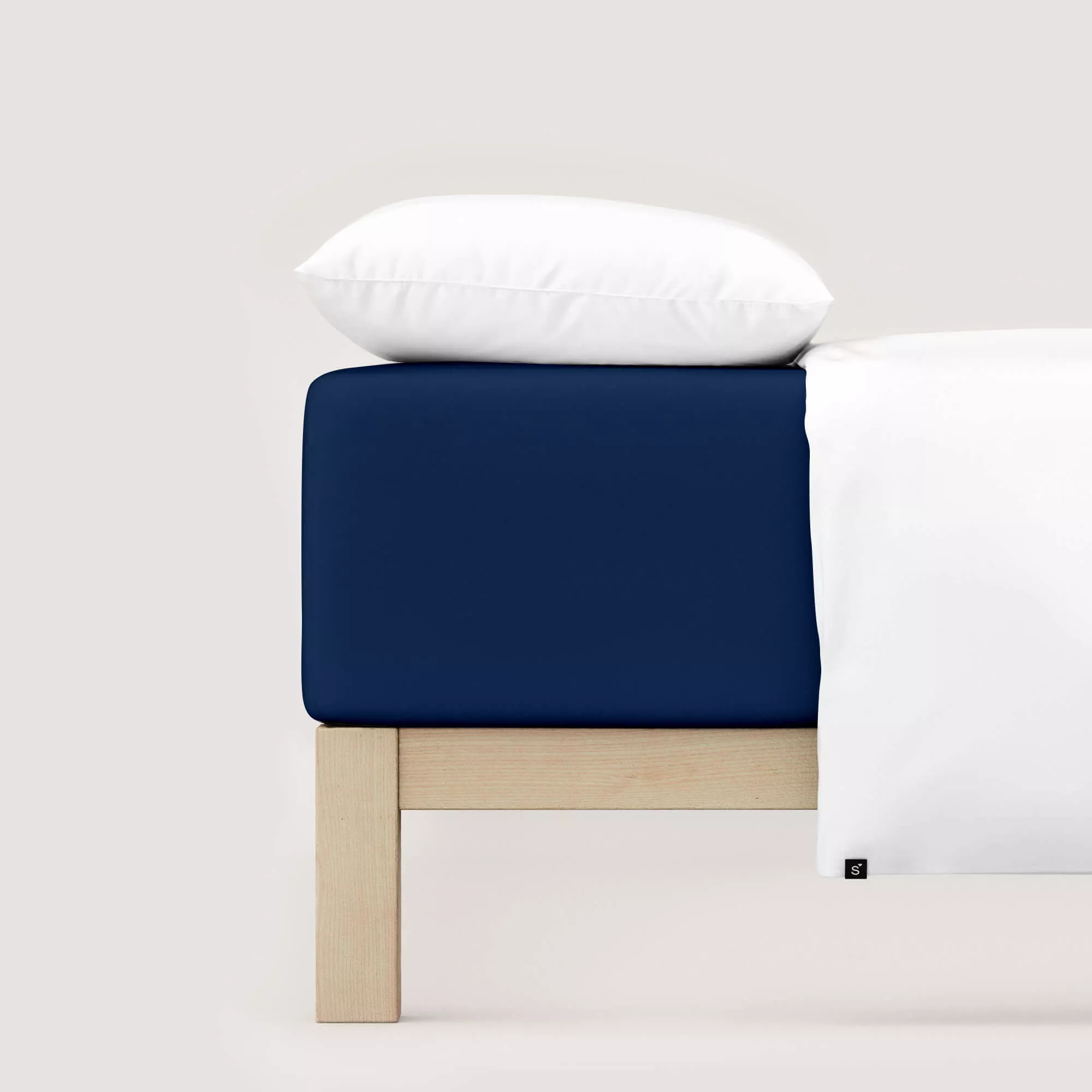 Spannbettlaken Pure Boxspring von Schlafgut in Farbe blue deep aus 95% Bio-Baumwolle und 5% Elasthan auf Bett seitlich