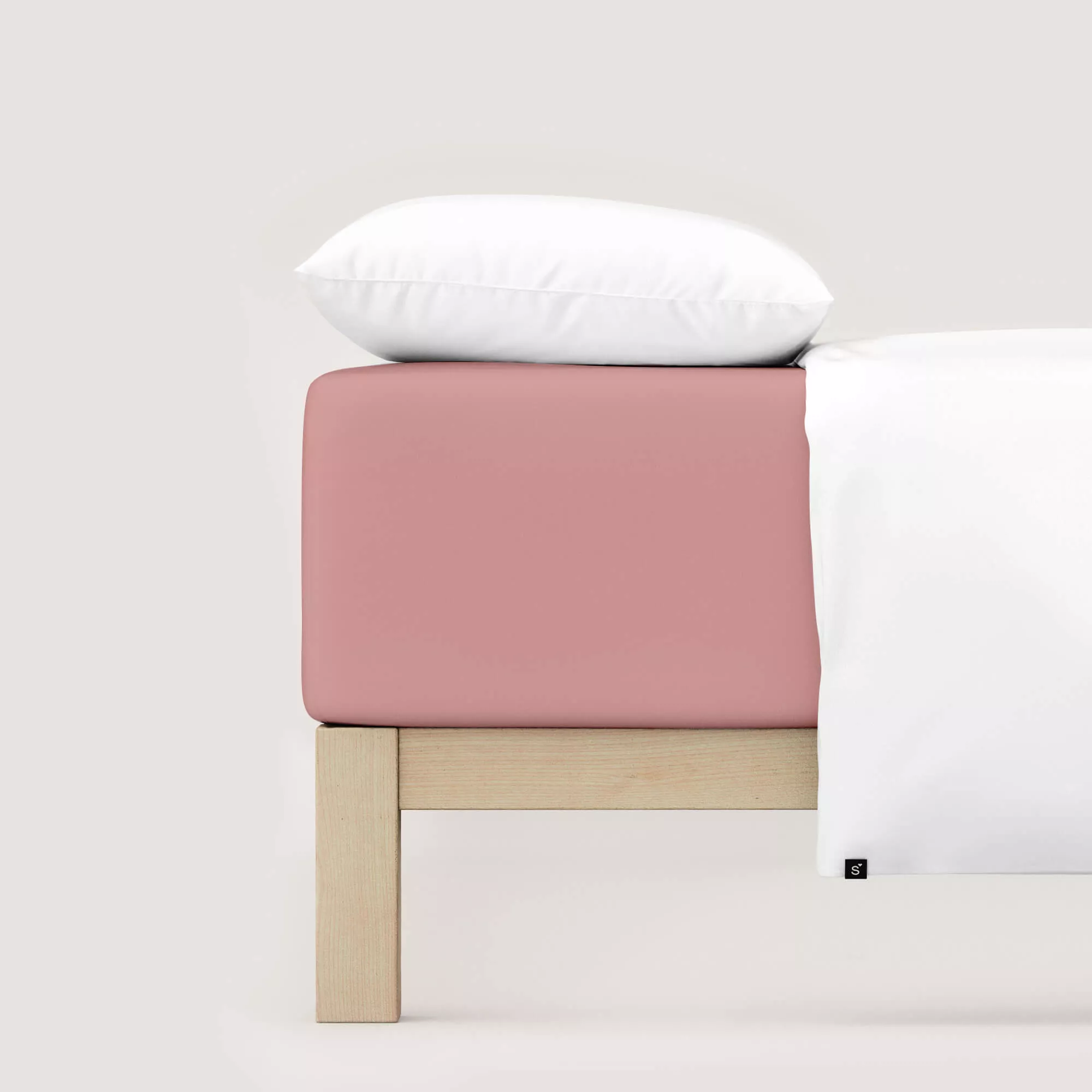 Spannbettlaken Pure Boxspring von Schlafgut in Farbe purple mid aus 95% Bio-Baumwolle und 5% Elasthan auf Bett mit Kissen und Decke