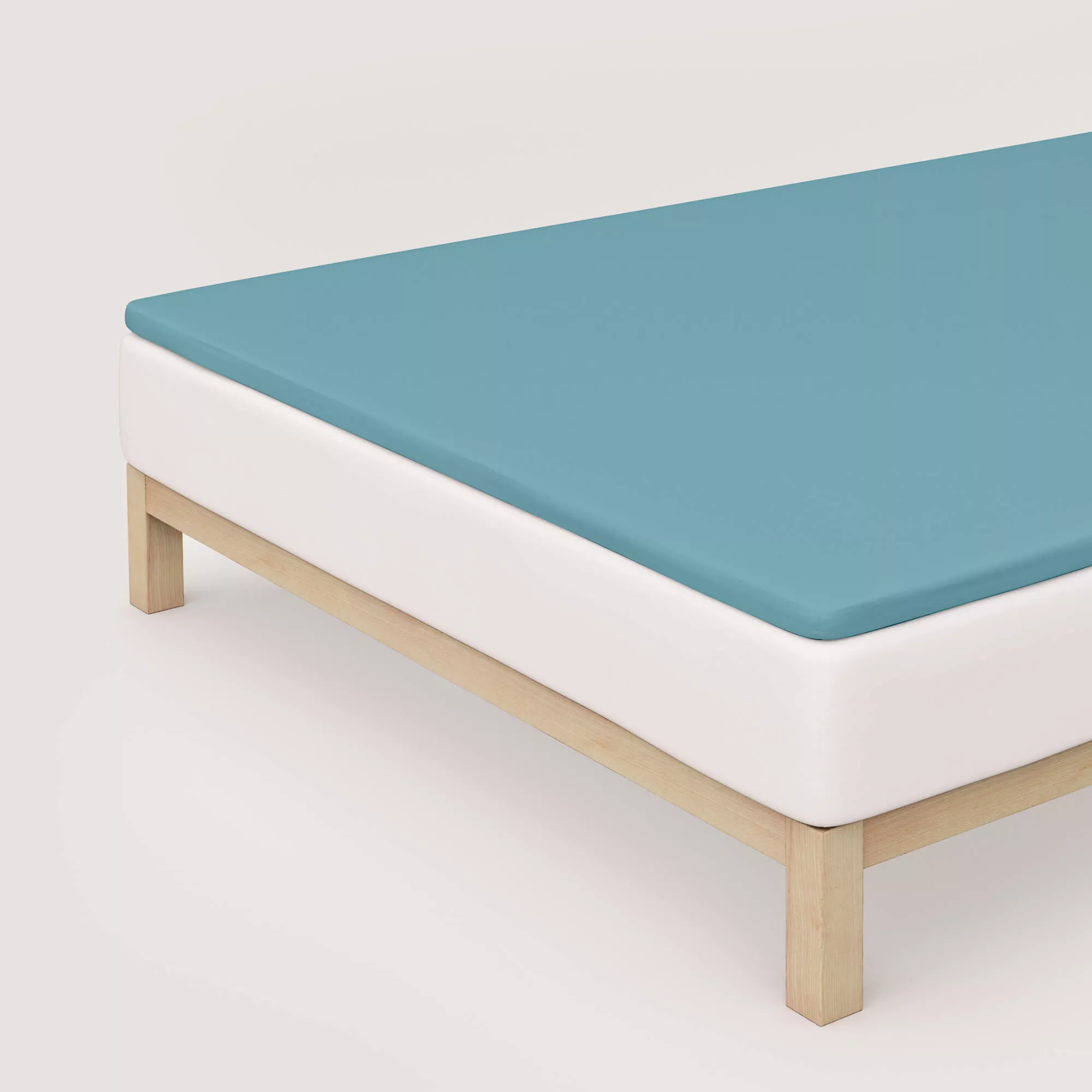 Spannbettlaken Pure Topper von Schlafgut in Farbe petrol mid aus 95% Bio-Baumwolle und 5% Elasthan auf Bett in Vogelperspektive