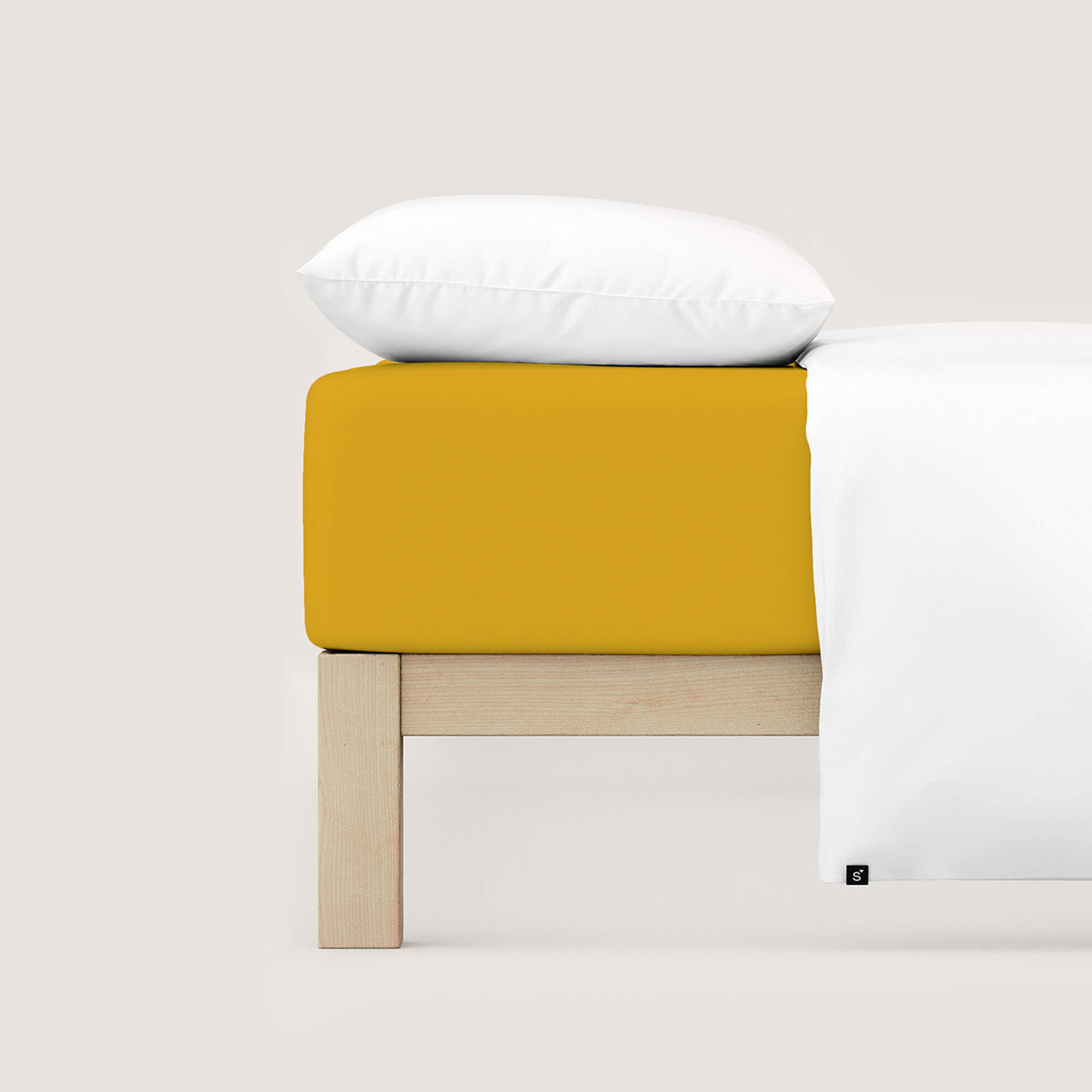 Spannbettlaken Pure yellow deep auf Bett Spannbettlaken Pure von Schlafgut in Farbe yellow deep aus 95% Bio-Baumwolle und 5% Elasthan auf Bett mit Kissen und Decke
