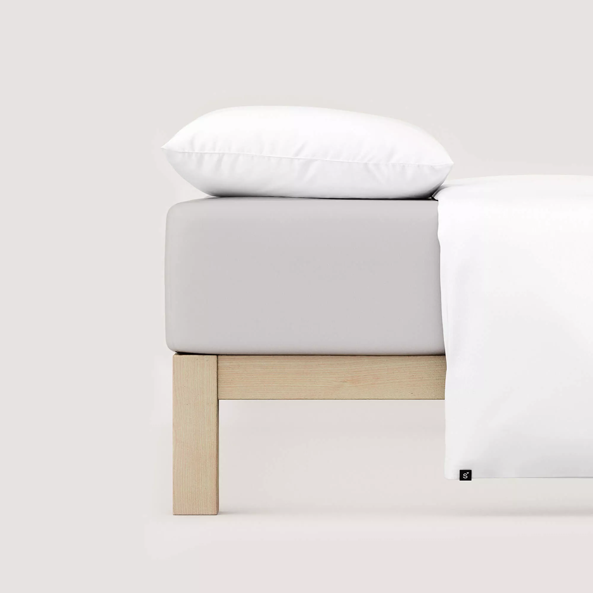 Spannbettlaken Casual von Schlafgut in Farbe grey light aus 100% Bio-Baumwolle auf Bett seitlich