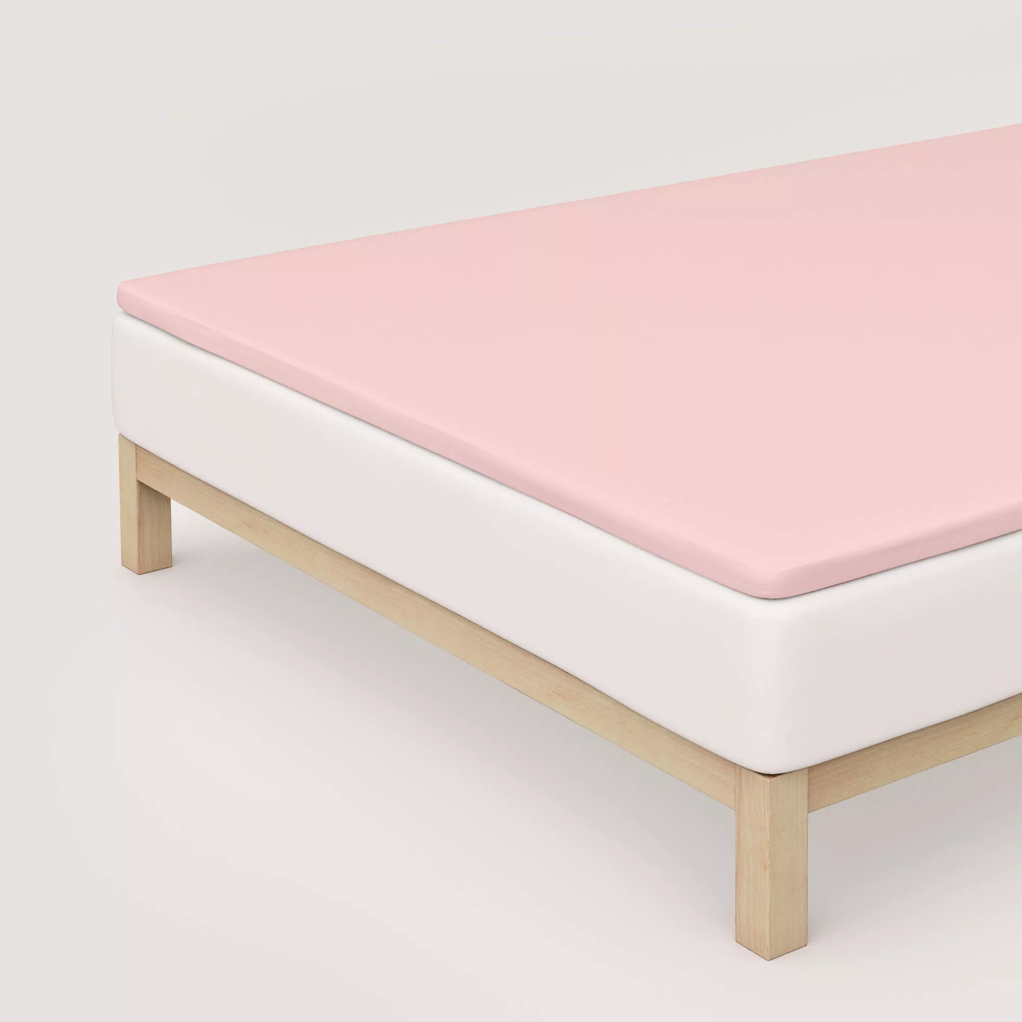 Spannbettlaken Pure Topper von Schlafgut in Farbe purple light aus 95% Bio-Baumwolle und 5% Elasthan auf Bett in Vogelperspektive