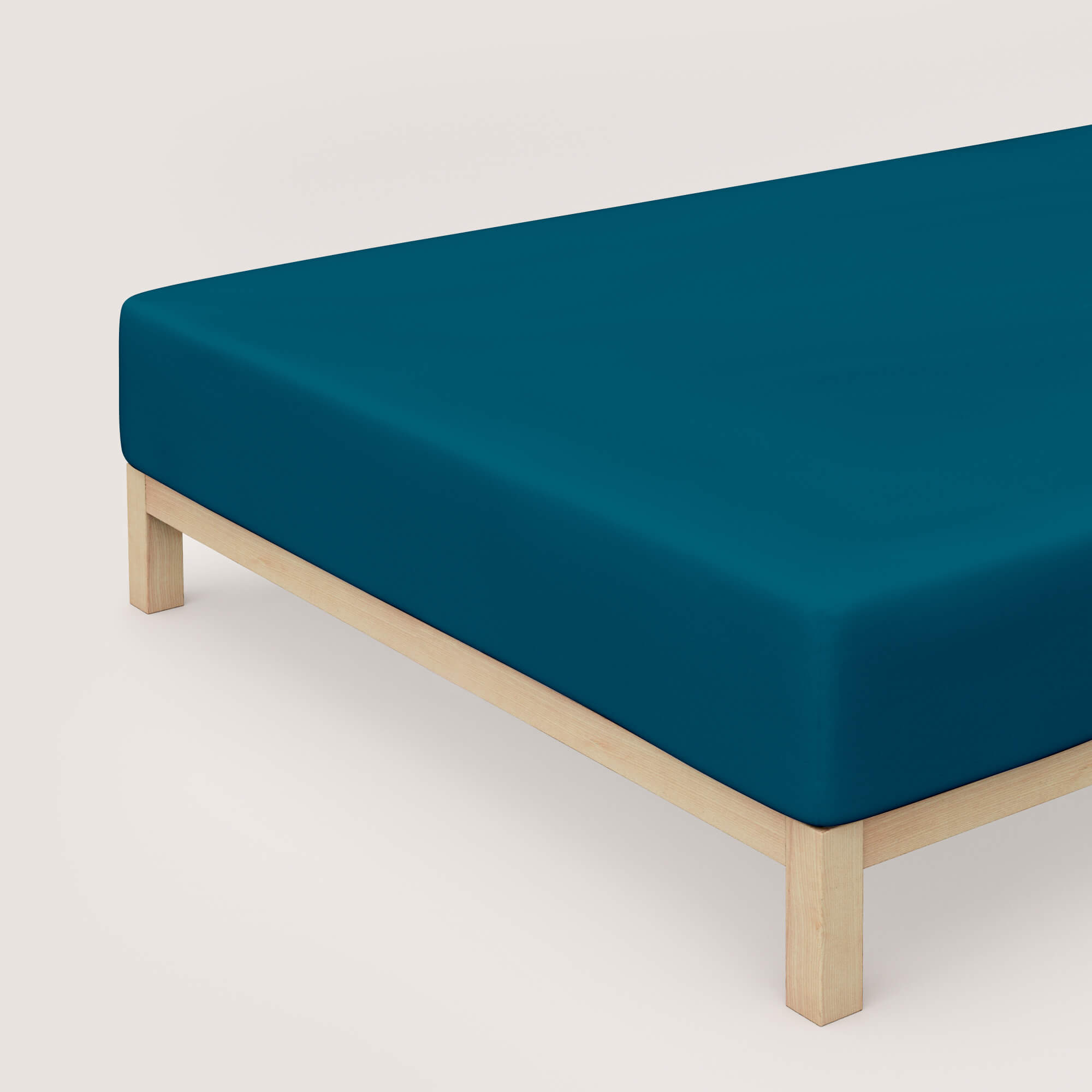 Spannbettlaken Pure Boxspring von Schlafgut in Farbe petrol deep aus 95% Bio-Baumwolle und 5% Elasthan auf Bett in Vogelperspektive
