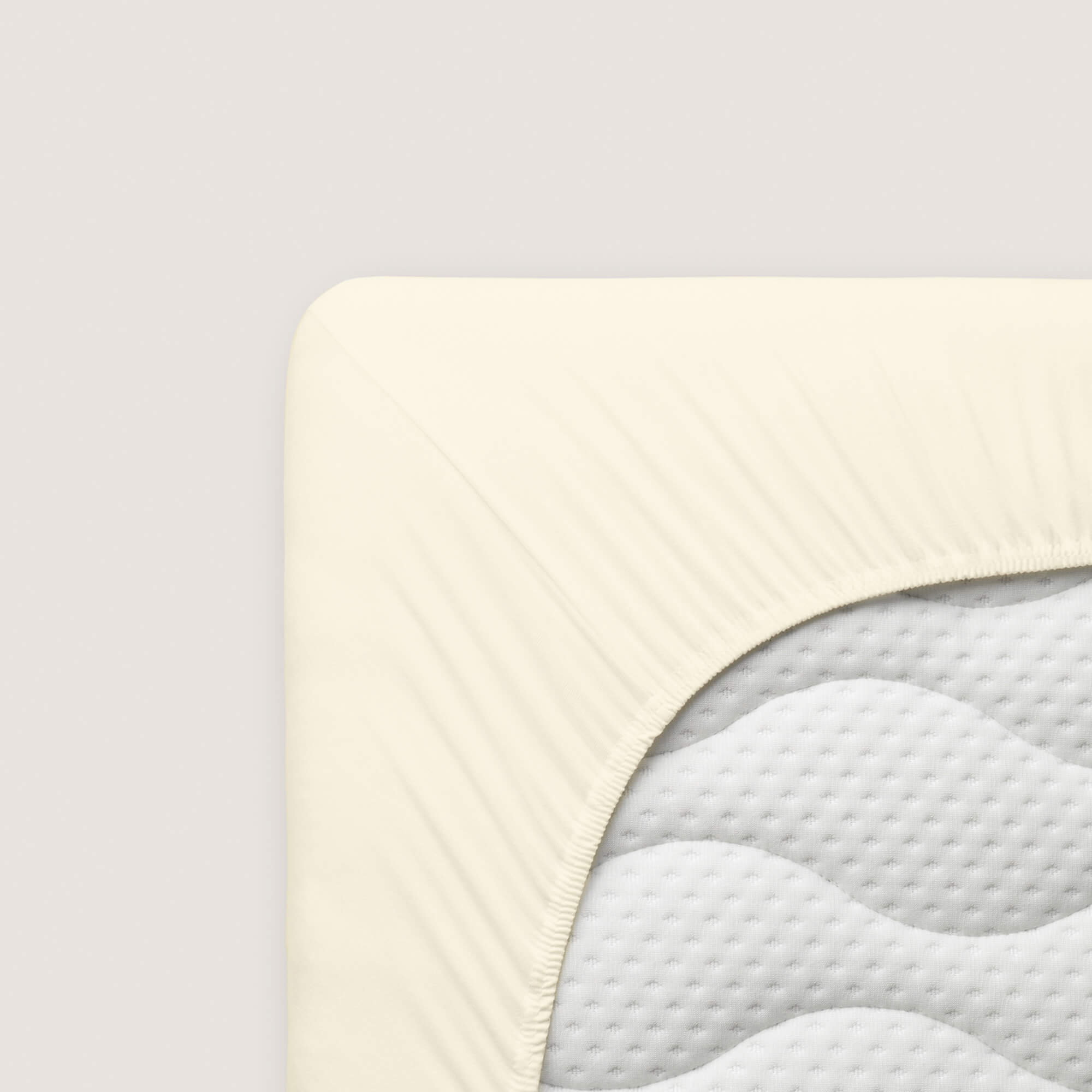 Spannbettlaken Pure von Schlafgut in Farbe yellow light aus 95% Bio-Baumwolle und 5% Elasthan auf Matratze