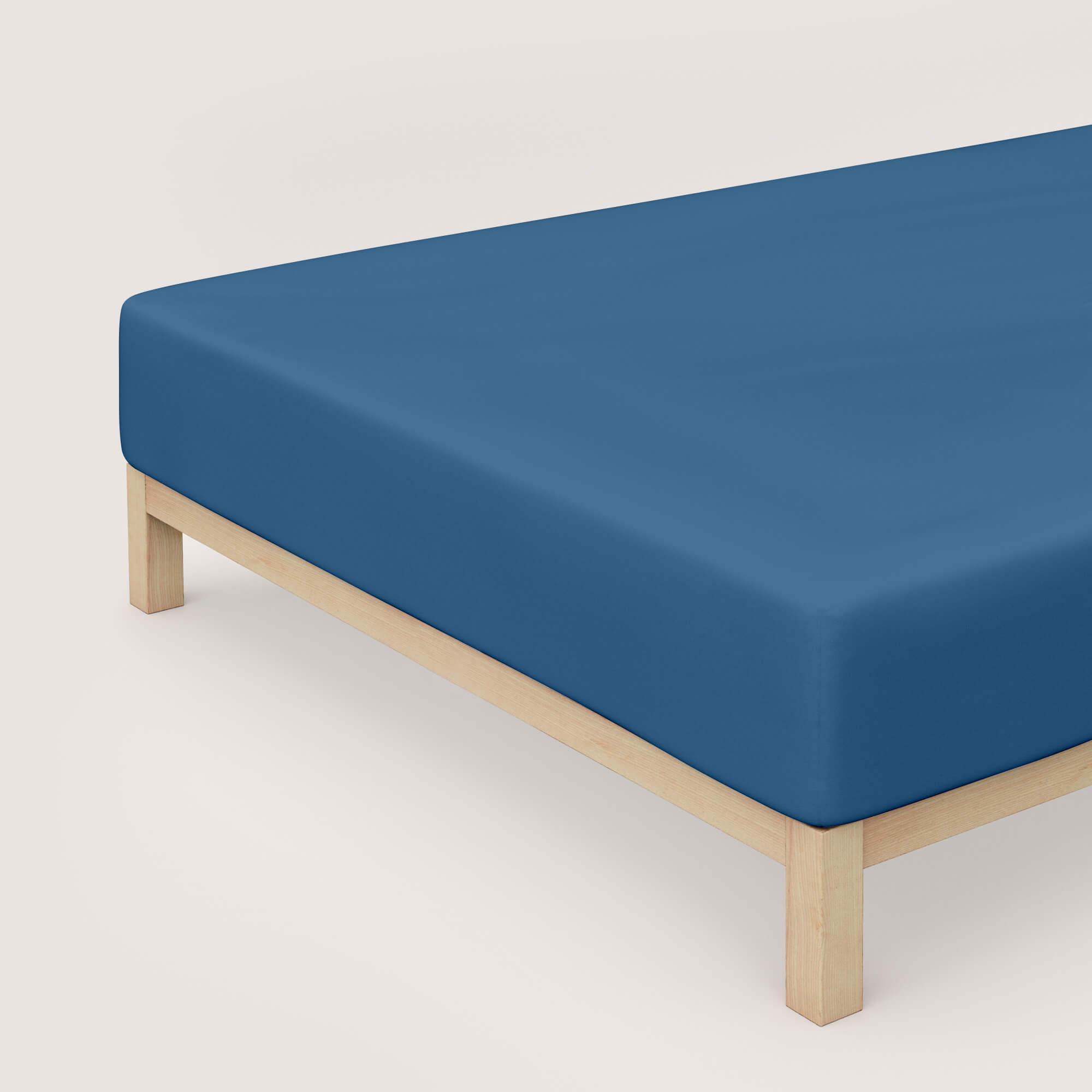 Spannbettlaken Pure Boxspring von Schlafgut in Farbe blue mid aus 95% Bio-Baumwolle und 5% Elasthan auf Bett in Vogelperspektive