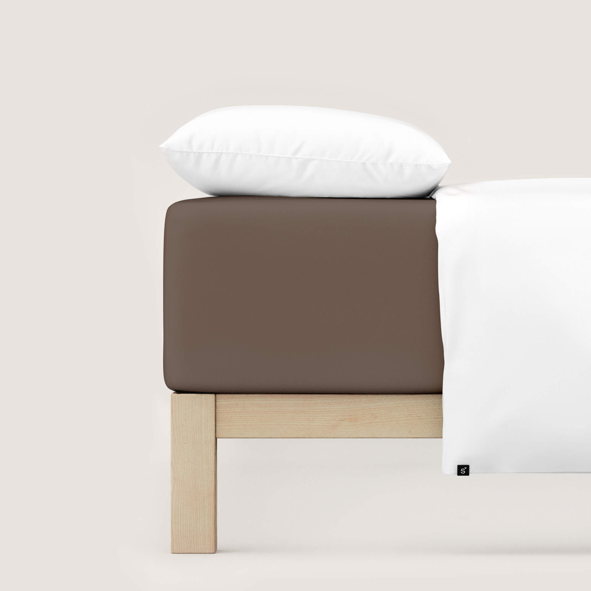 Spannbettlaken Pure Boxspring von Schlafgut in Farbe sand deep aus 95% Bio-Baumwolle und 5% Elasthan auf Bett seitlich
