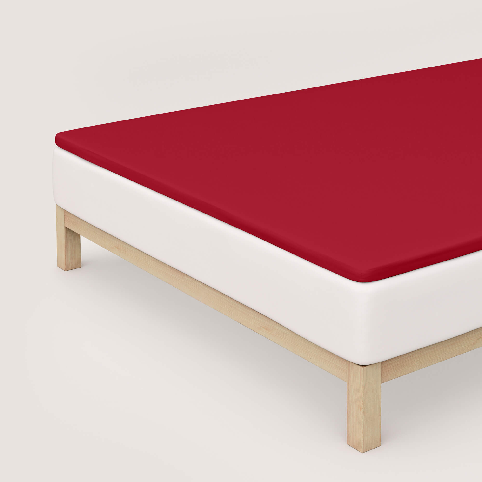 Spannbettlaken Pure Topper red deep auf Bett Spannbettlaken Pure Topper von Schlafgut in Farbe red deep aus 95% Bio-Baumwolle und 5% Elasthan auf Bett in Vogelperspektive