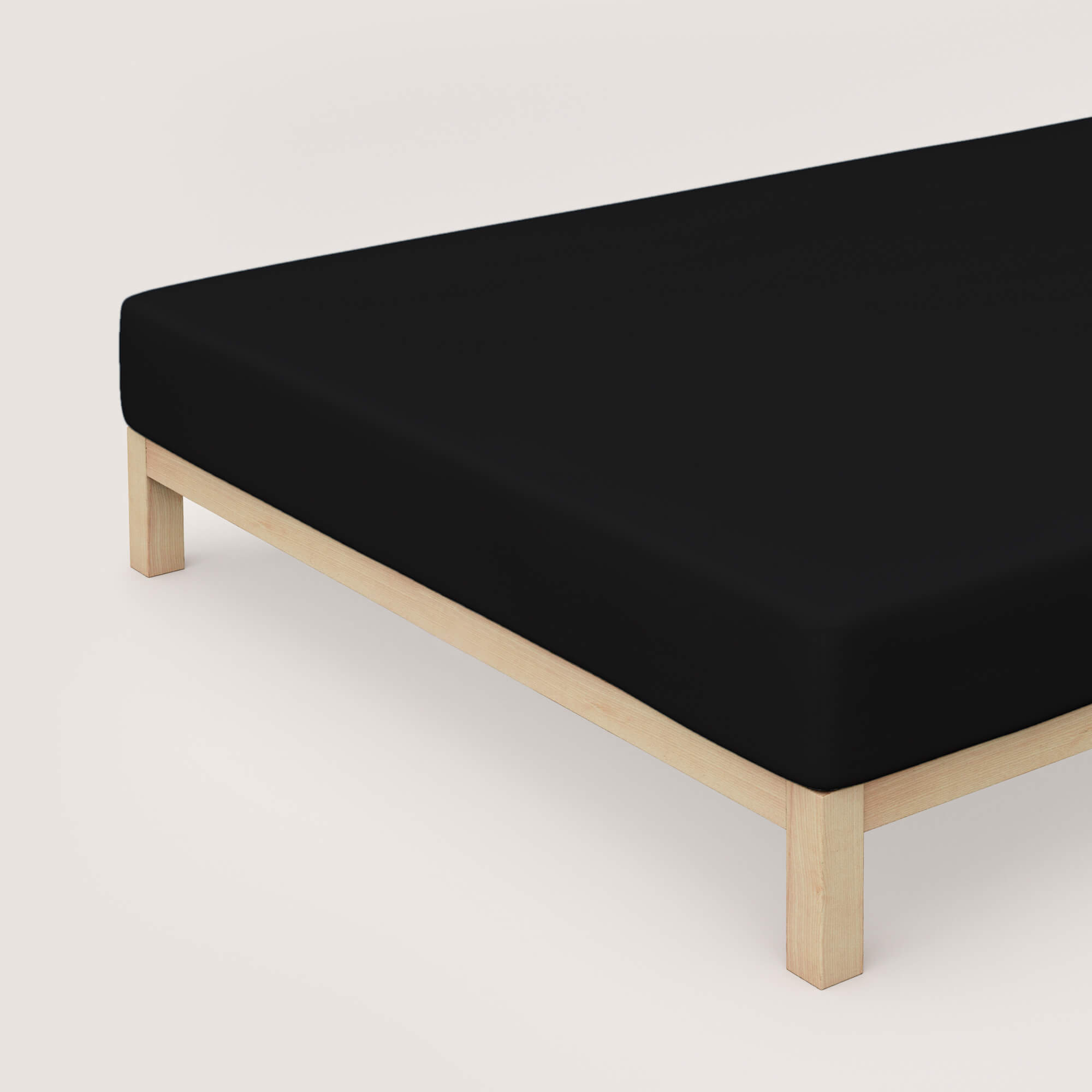 Spannbettlaken Casual off-black auf Bett Spannbettlaken Casual von Schlafgut in Farbe off-black aus 100% Bio-Baumwolle auf Bett in Vogelperspektive
