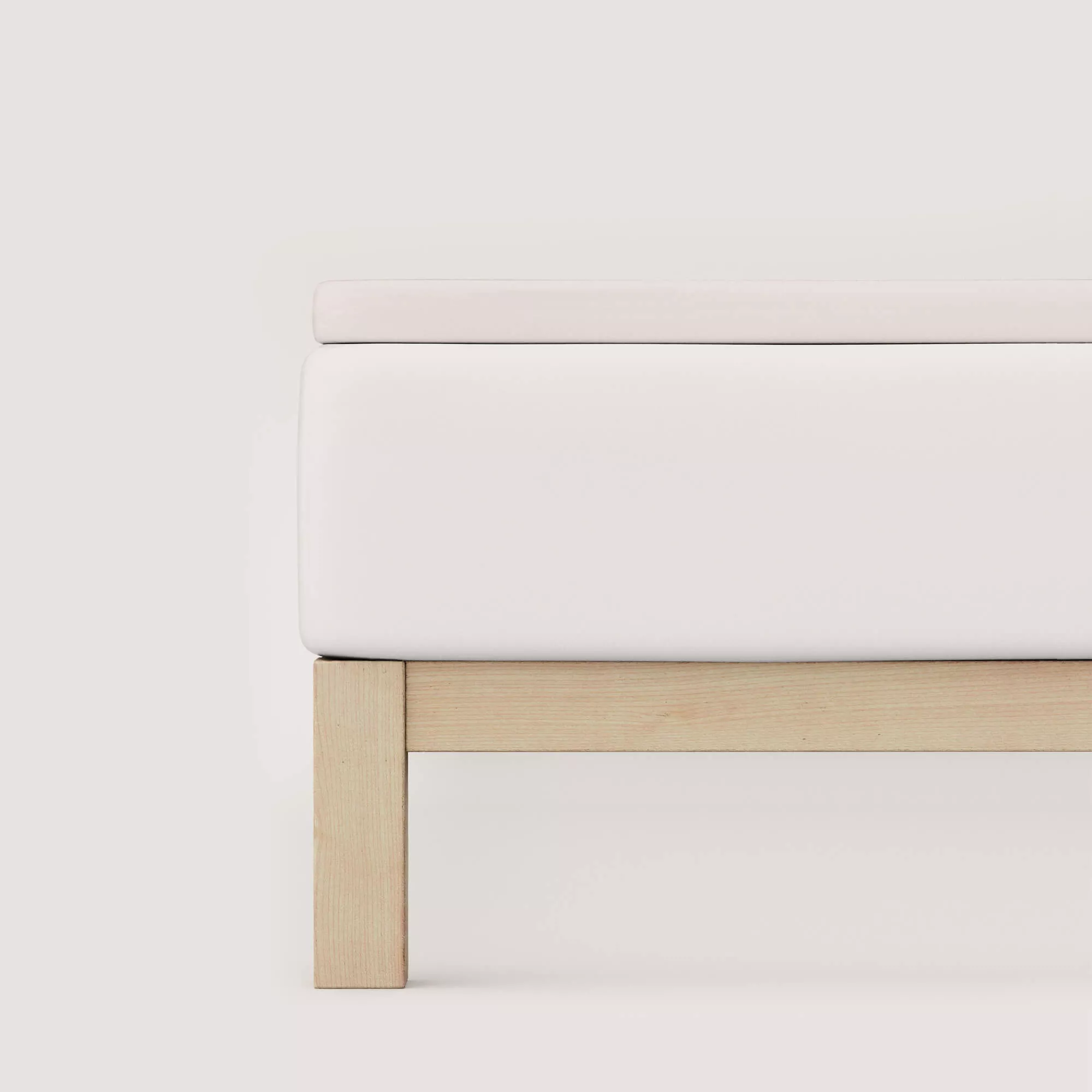 Spannbettlaken Pure Topper von Schlafgut in Farbe sand light aus 95% Bio-Baumwolle und 5% Elasthan auf Bett seitlich