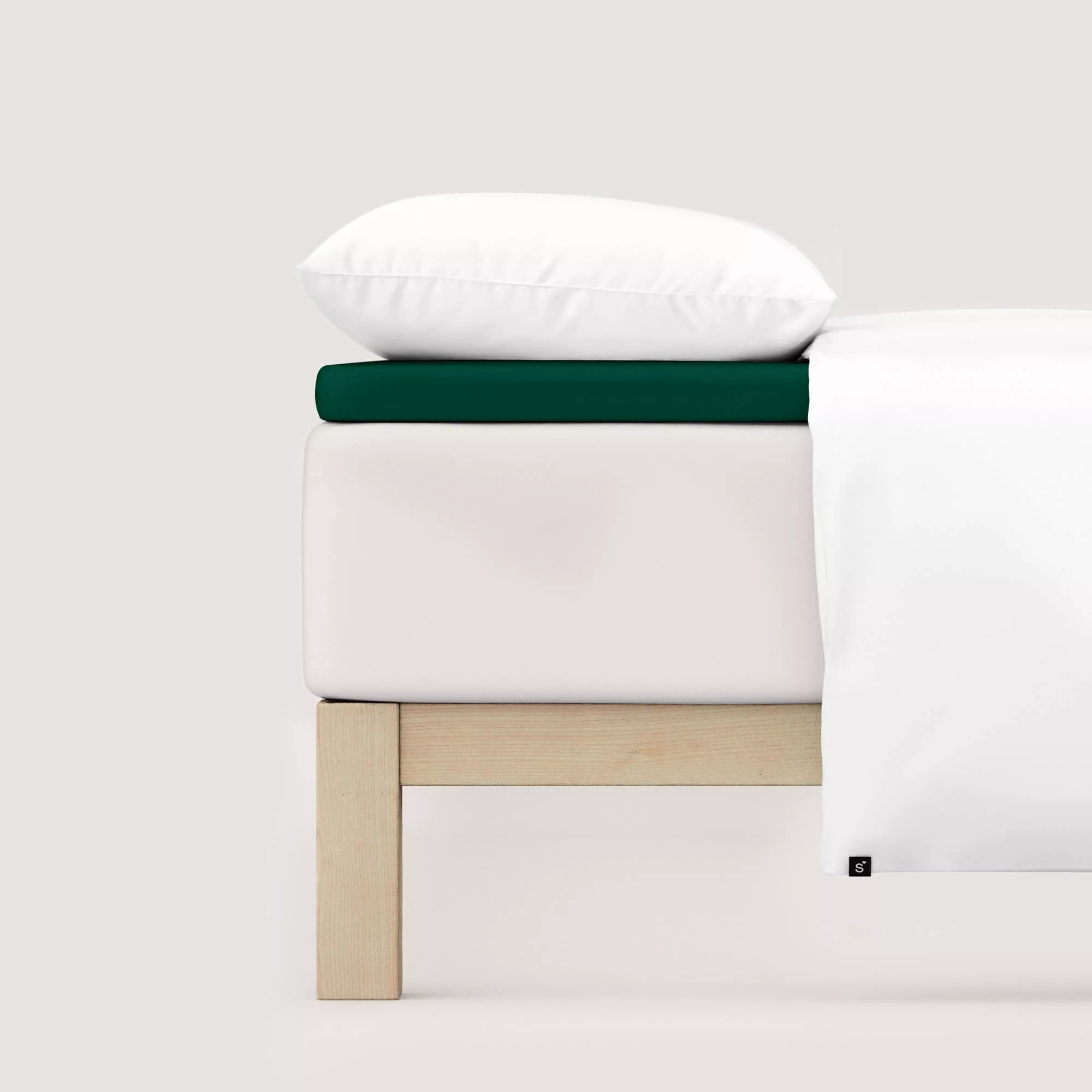 Spannbettlaken Pure Topper von Schlafgut in Farbe green deep aus 95% Bio-Baumwolle und 5% Elasthan auf Bett seitlich