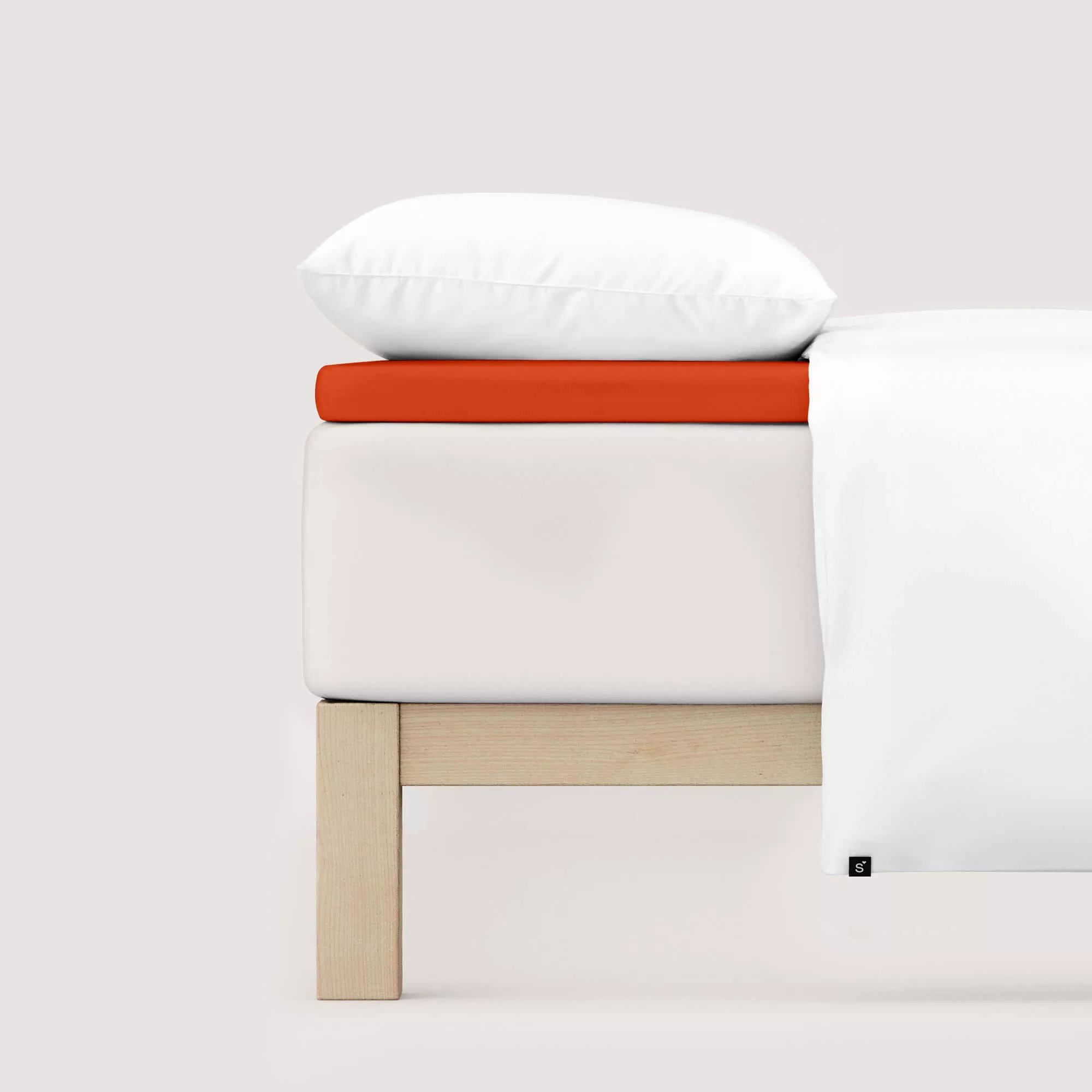 Spannbettlaken Pure Topper von Schlafgut in Farbe red mid aus 95% Bio-Baumwolle und 5% Elasthan auf Bett seitlich