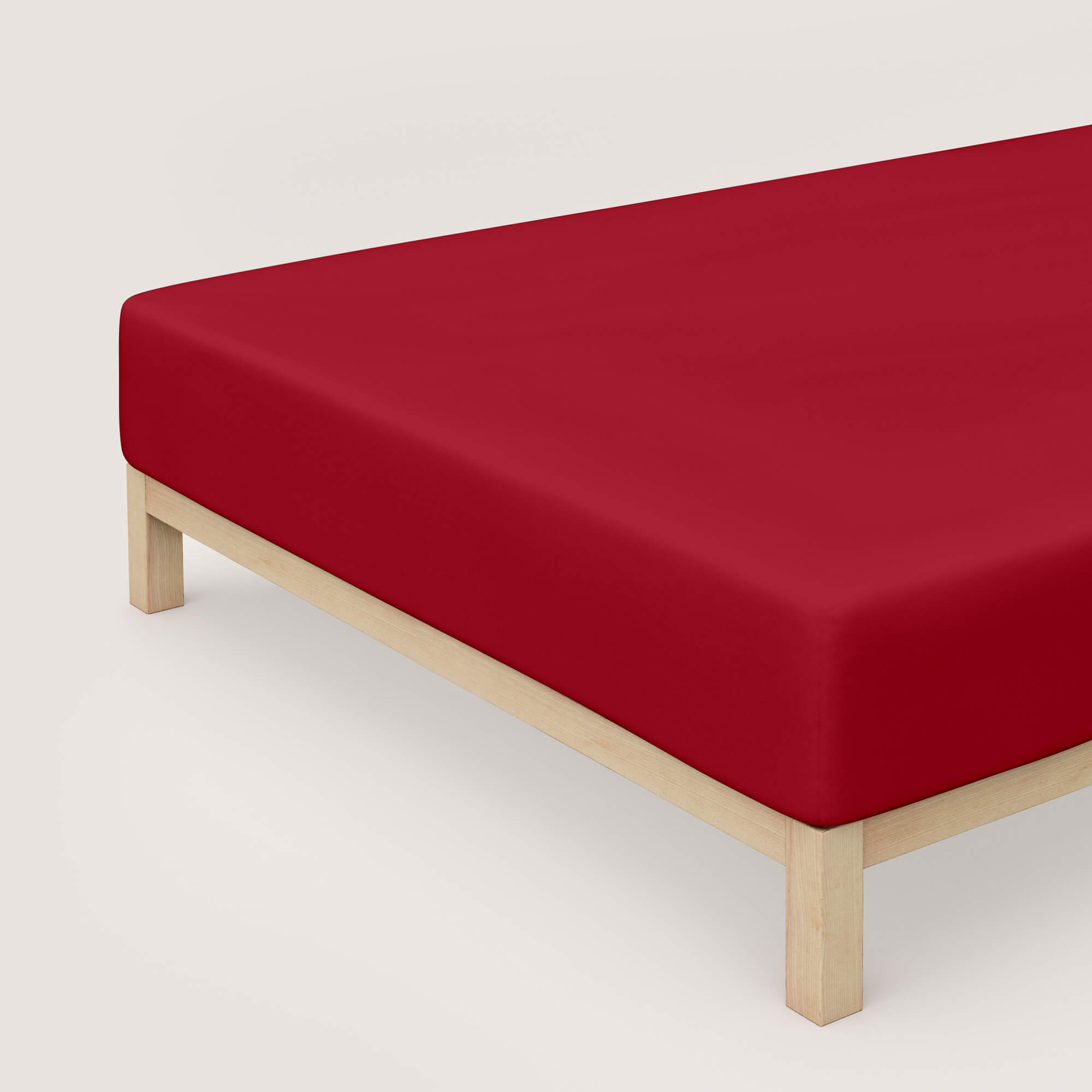 Spannbettlaken Pure Boxspring von Schlafgut in Farbe red deep aus 95% Bio-Baumwolle und 5% Elasthan auf Bett in Vogelperspektive