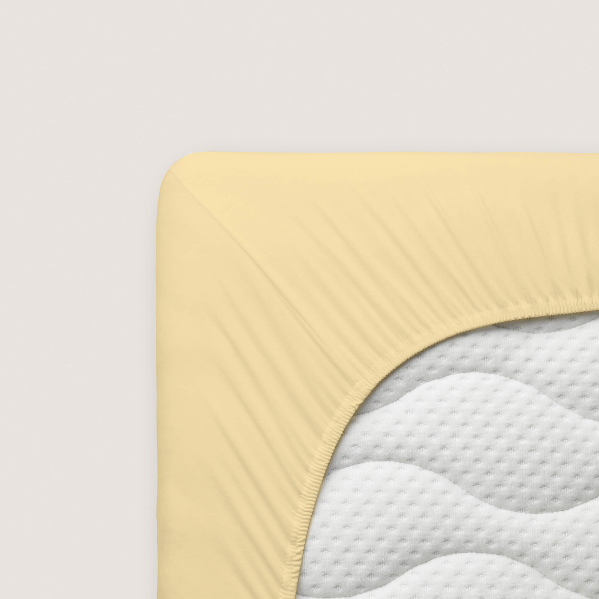 Spannbettlaken Pure Topper von Schlafgut in Farbe yellow mid aus 95% Bio-Baumwolle und 5% Elasthan auf Matratze