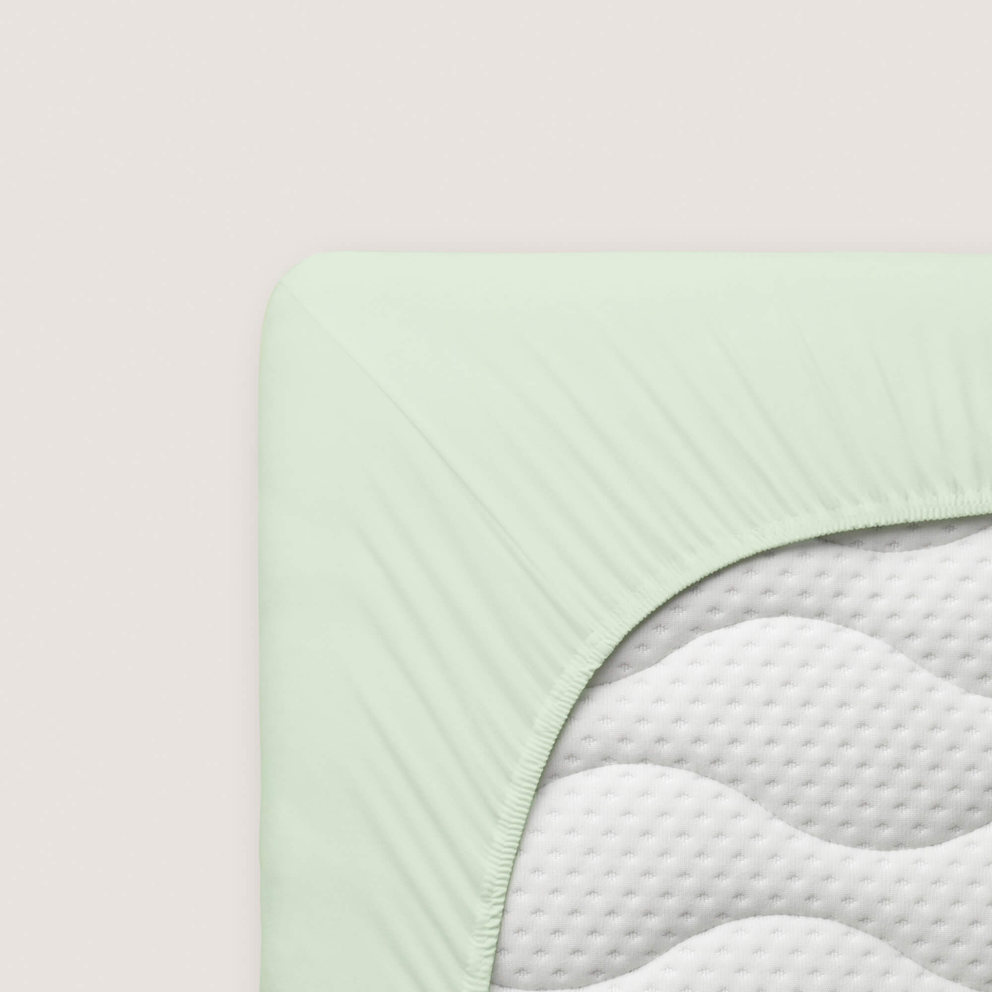 Spannbettlaken Pure Boxspring von Schlafgut in Farbe green light aus 95% Bio-Baumwolle und 5% Elasthan auf Matratze