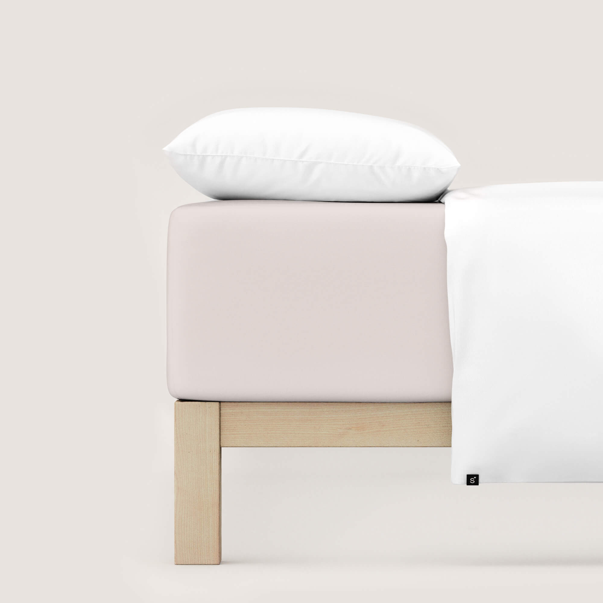 Spannbettlaken Pure Boxspring von Schlafgut in Farbe sand light aus 95% Bio-Baumwolle und 5% Elasthan auf Bett seitlich