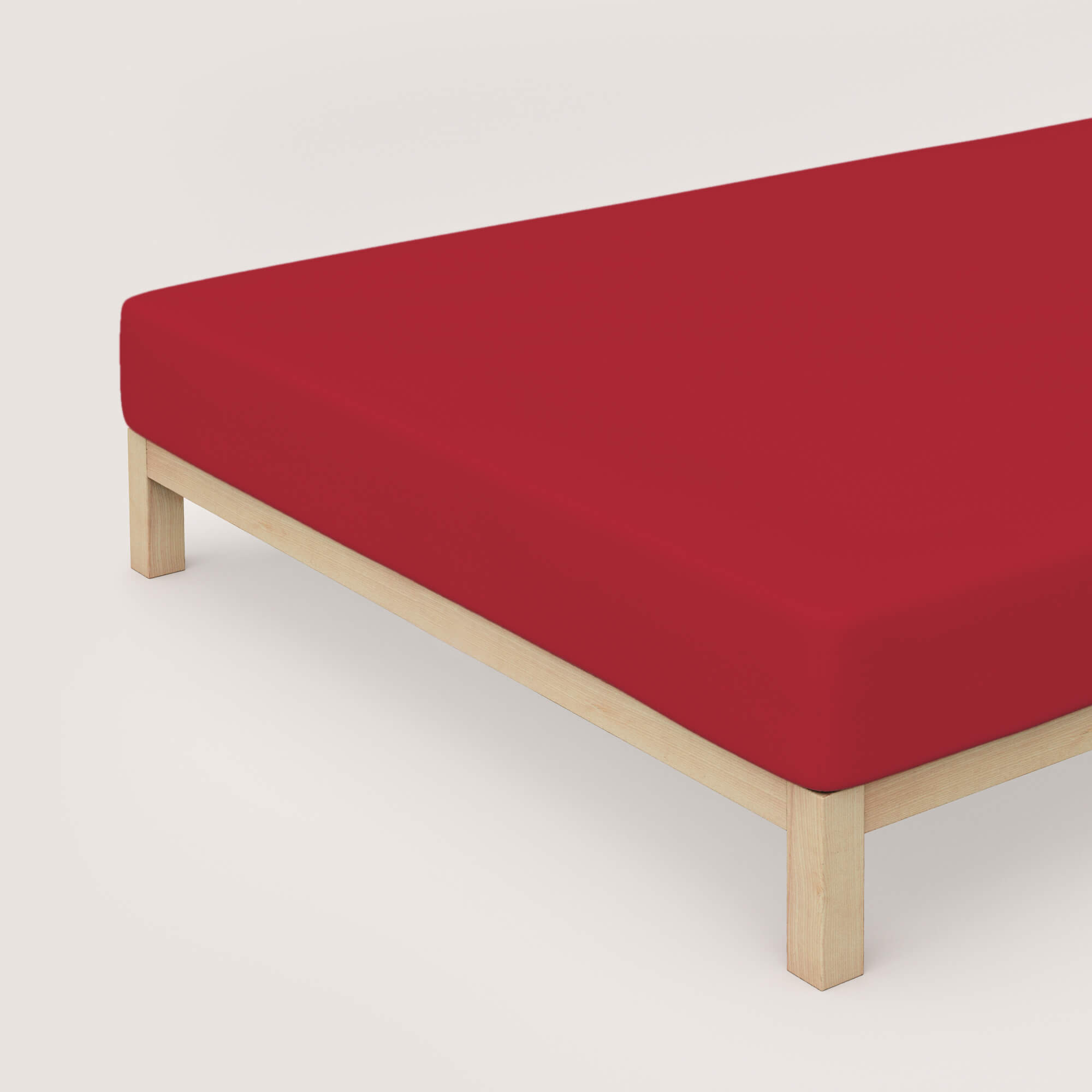 Spannbettlaken Casual red deep auf Bett Spannbettlaken Casual von Schlafgut in Farbe red deep aus 100% Bio-Baumwolle auf Bett in Vogelperspektive