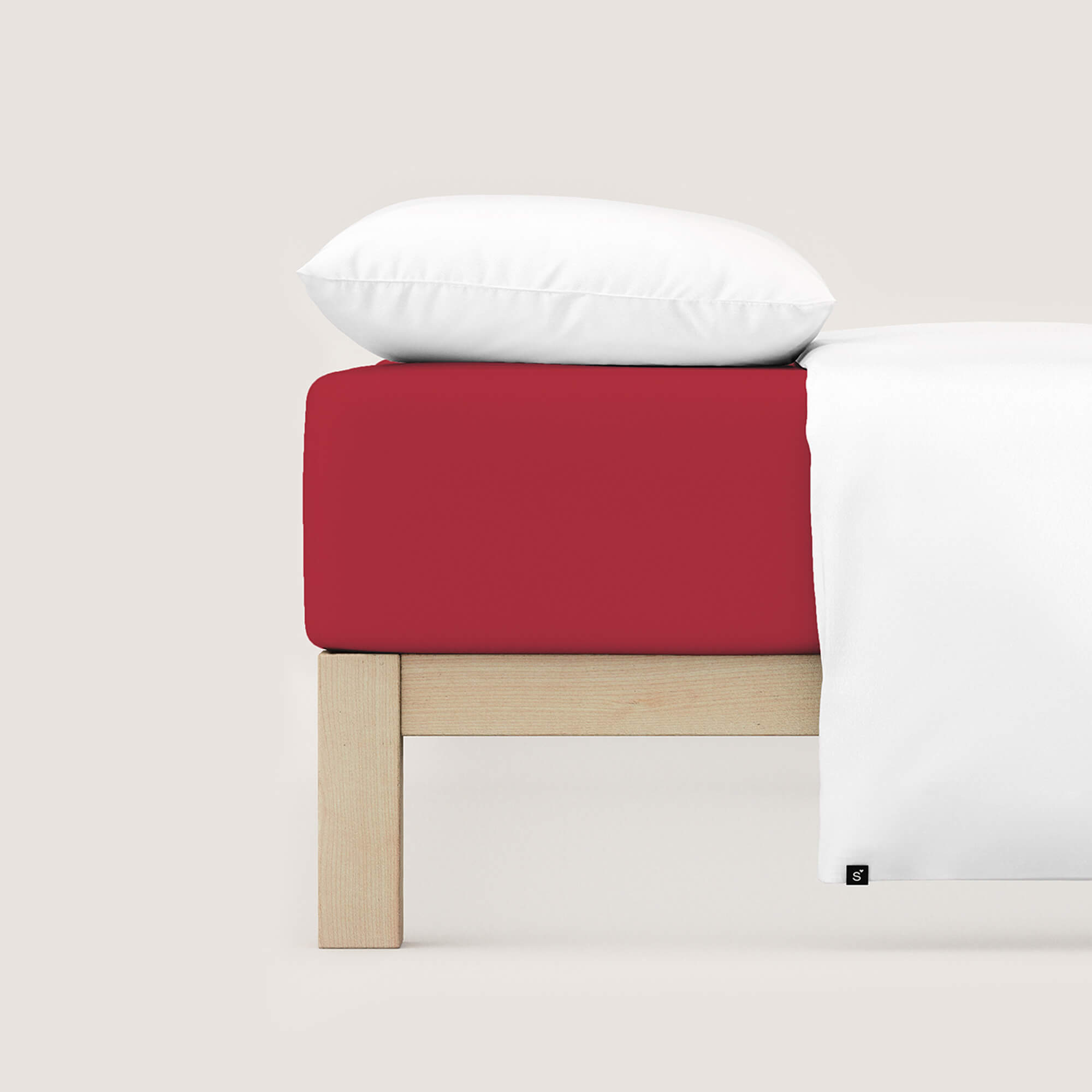 Spannbettlaken Casual red deep auf Bett Spannbettlaken Casual von Schlafgut in Farbe red deep aus 100% Bio-Baumwolle auf Bett mit Kissen und Decke