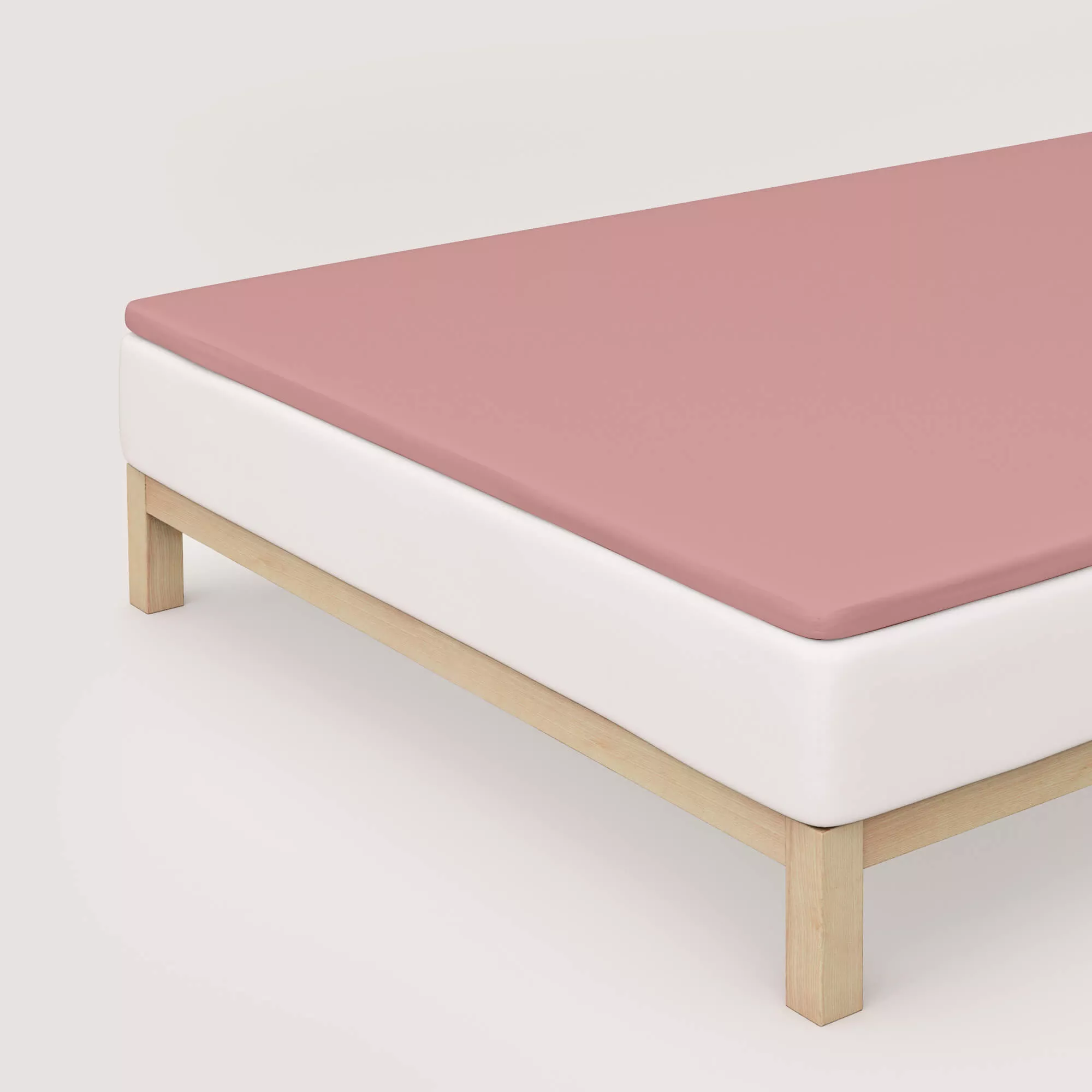 Spannbettlaken Pure Topper von Schlafgut in Farbe purple mid aus 95% Bio-Baumwolle und 5% Elasthan auf Bett in Vogelperspektive