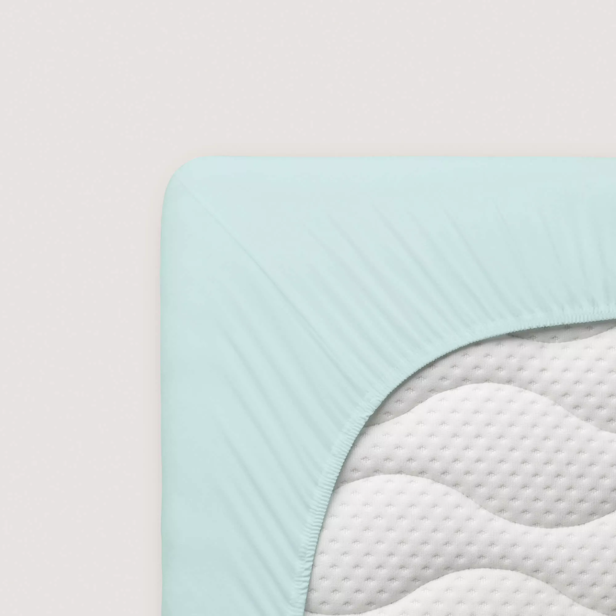 Spannbettlaken Premium von Schlafgut in Farbe petrol light aus 95% Bio-Baumwolle und 5% Elasthan auf Matratze