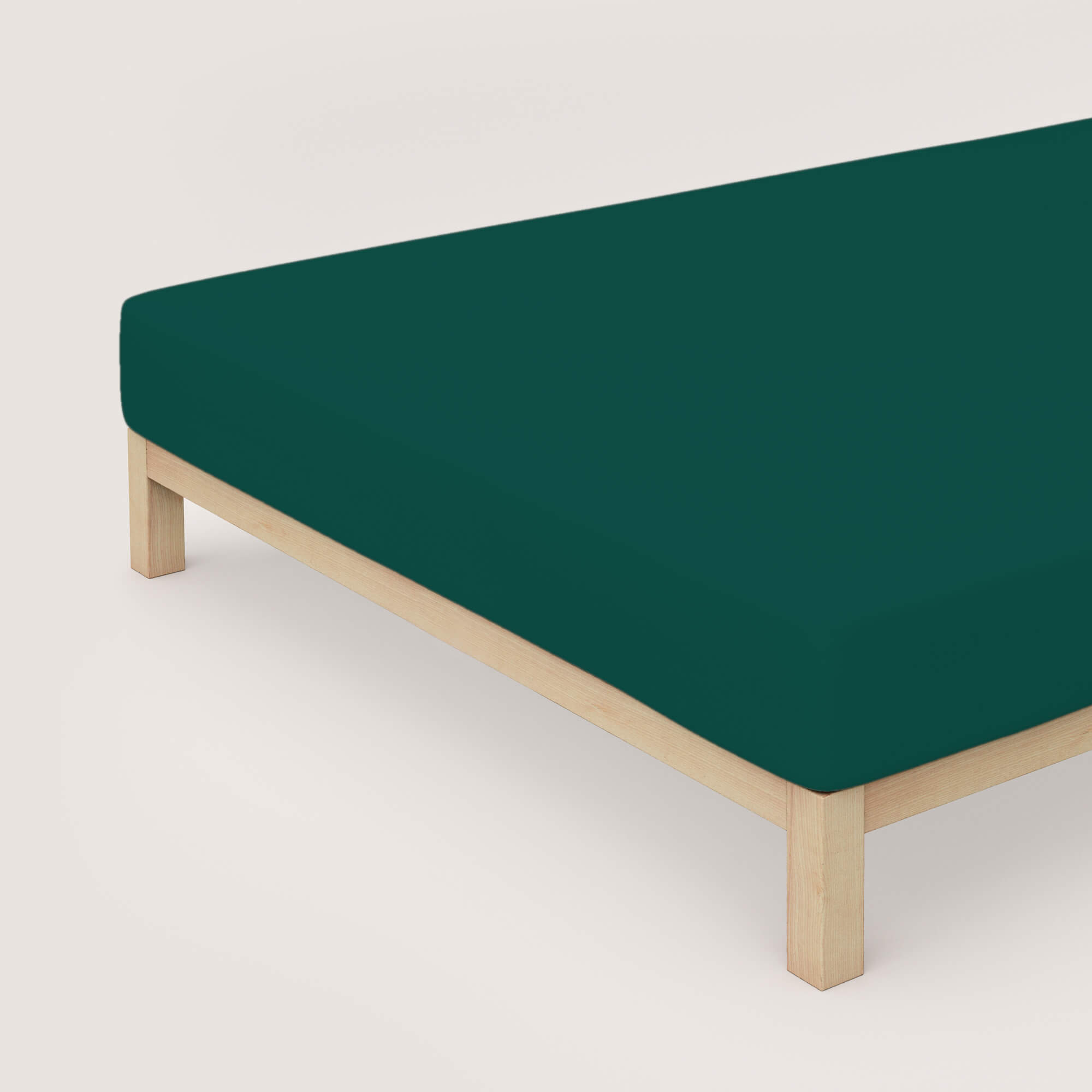 Spannbettlaken Casual green deep auf Bett Spannbettlaken Casual von Schlafgut in Farbe green deep aus 100% Bio-Baumwolle auf Bett in Vogelperspektive