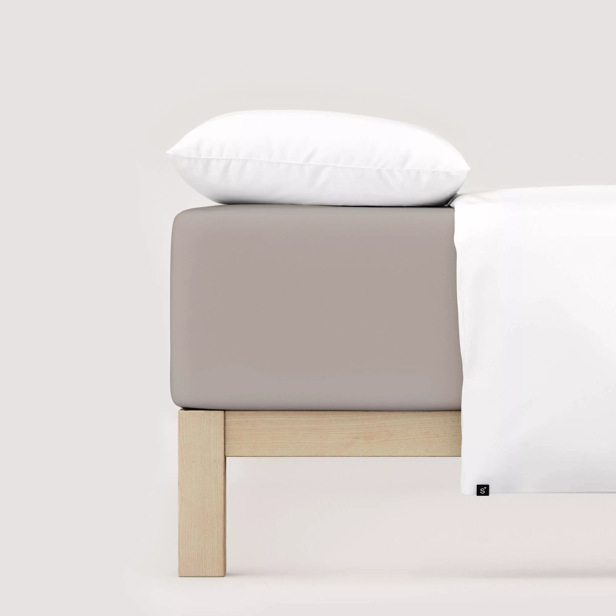 Spannbettlaken Pure Boxspring von Schlafgut in Farbe sand mid aus 95% Bio-Baumwolle und 5% Elasthan auf Bett seitlich