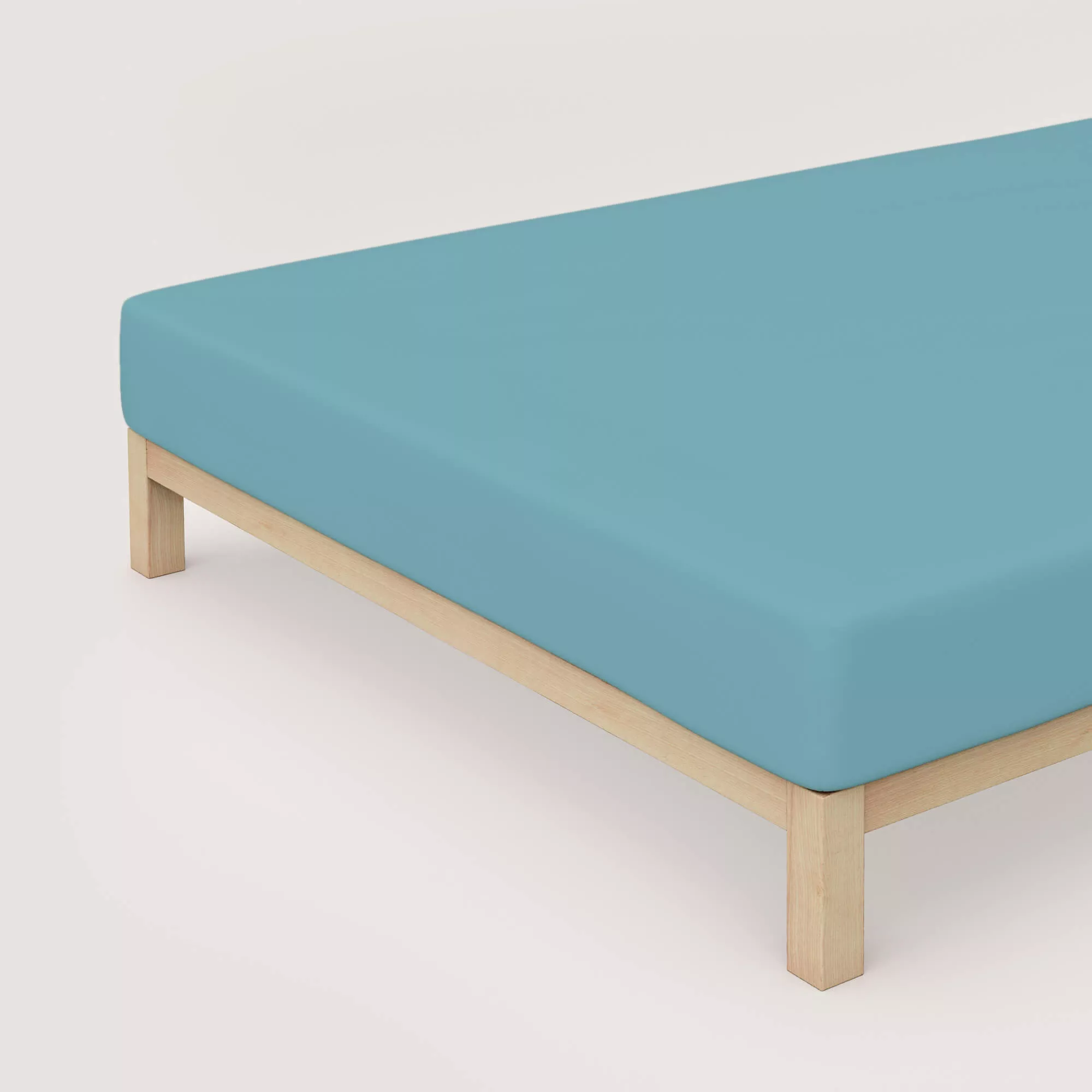 Spannbettlaken Premium von Schlafgut in Farbe petrol mid aus 95% Bio-Baumwolle und 5% Elasthan auf Bett in Vogelperspektive