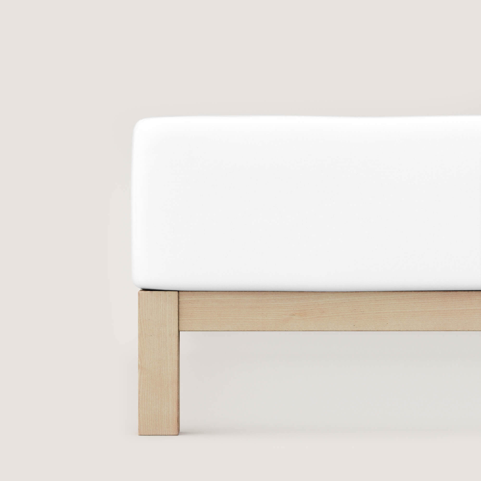 Spannbettlaken Pure Boxspring full-white auf Bett Spannbettlaken Pure Boxspring von Schlafgut in Farbe full-white aus 95% Bio-Baumwolle und 5% Elasthan auf Bett seitlich