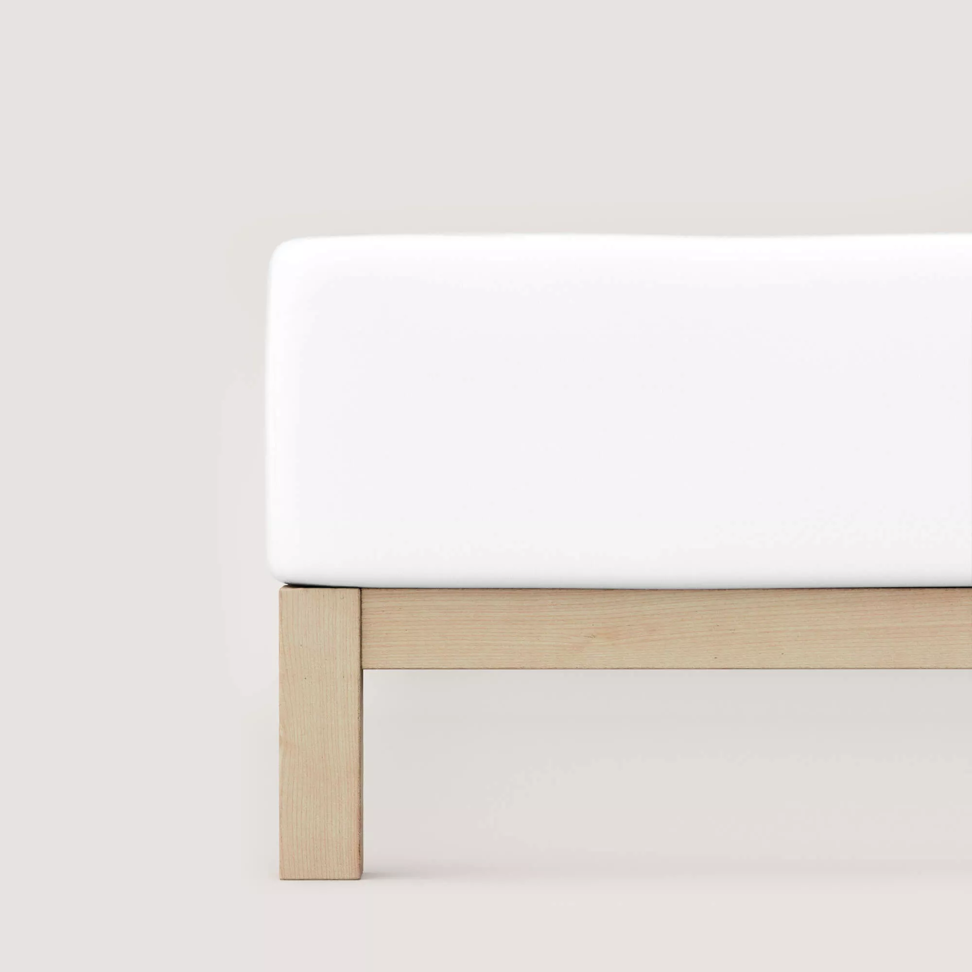 Spannbettlaken Pure Boxspring von Schlafgut in Farbe full-white aus 95% Bio-Baumwolle und 5% Elasthan auf Bett seitlich