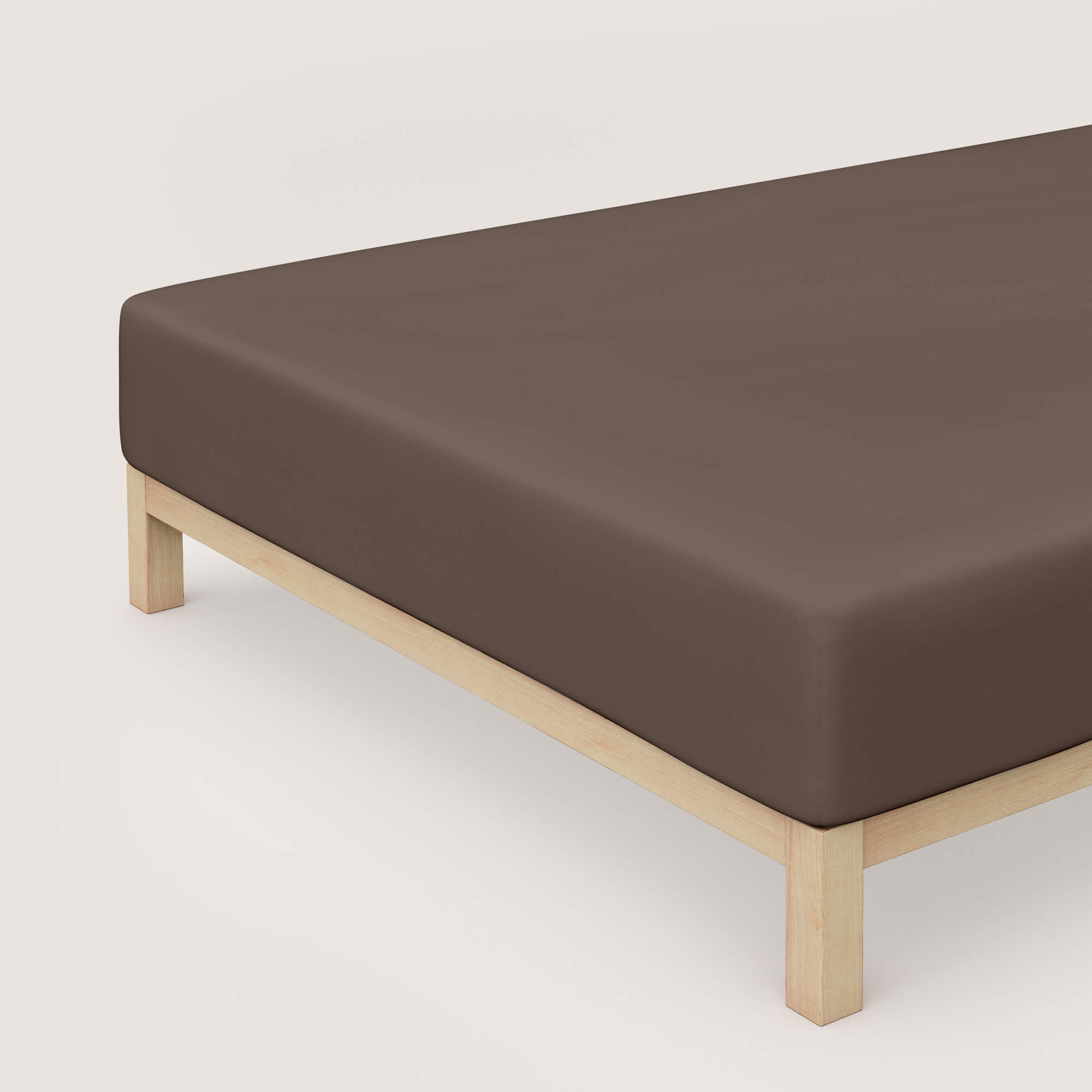 Spannbettlaken Pure Boxspring von Schlafgut in Farbe sand deep aus 95% Bio-Baumwolle und 5% Elasthan auf Bett in Vogelperspektive