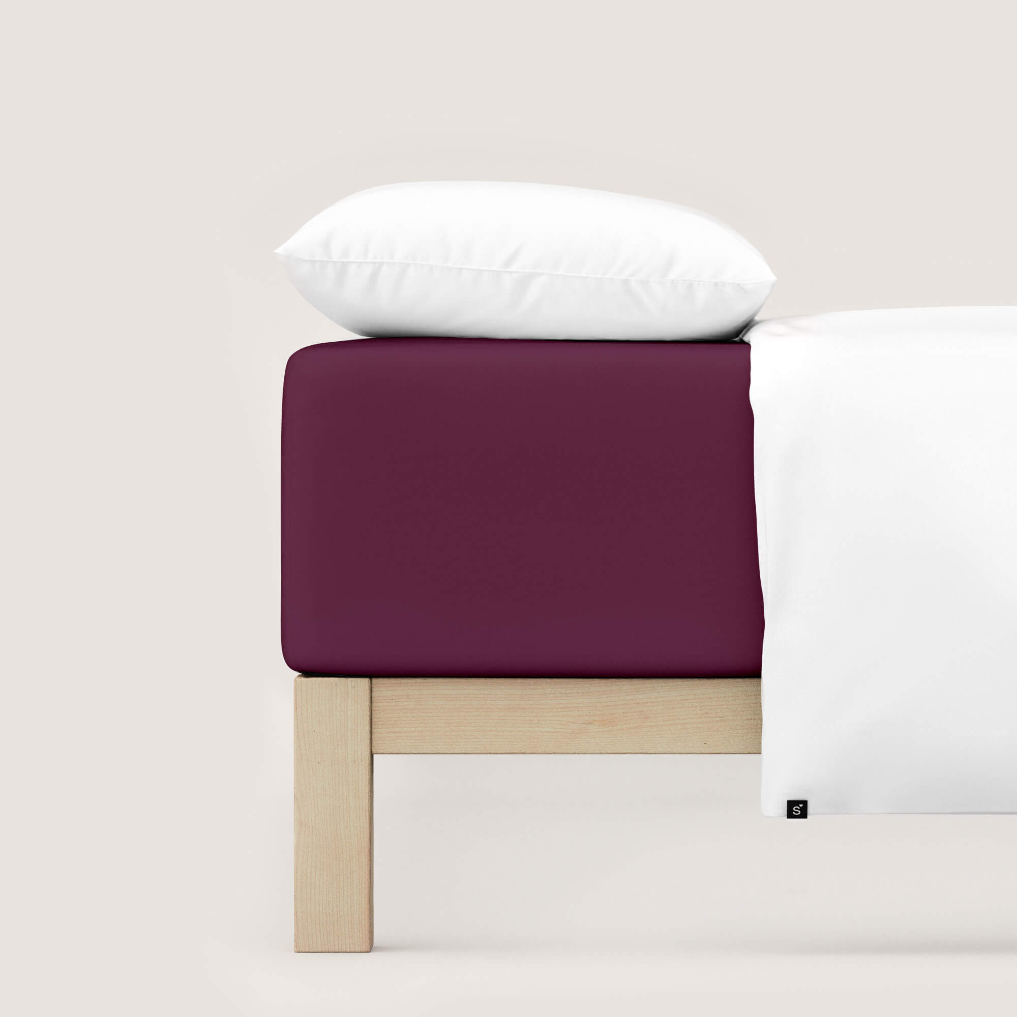 Spannbettlaken Pure Boxspring von Schlafgut in Farbe purple deep aus 95% Bio-Baumwolle und 5% Elasthan auf Bett seitlich